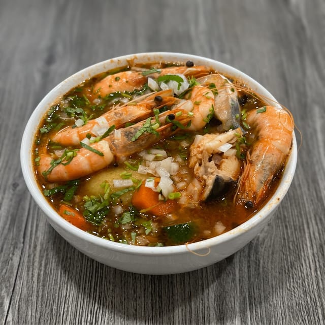 Caldo de Pescado y Camaron.